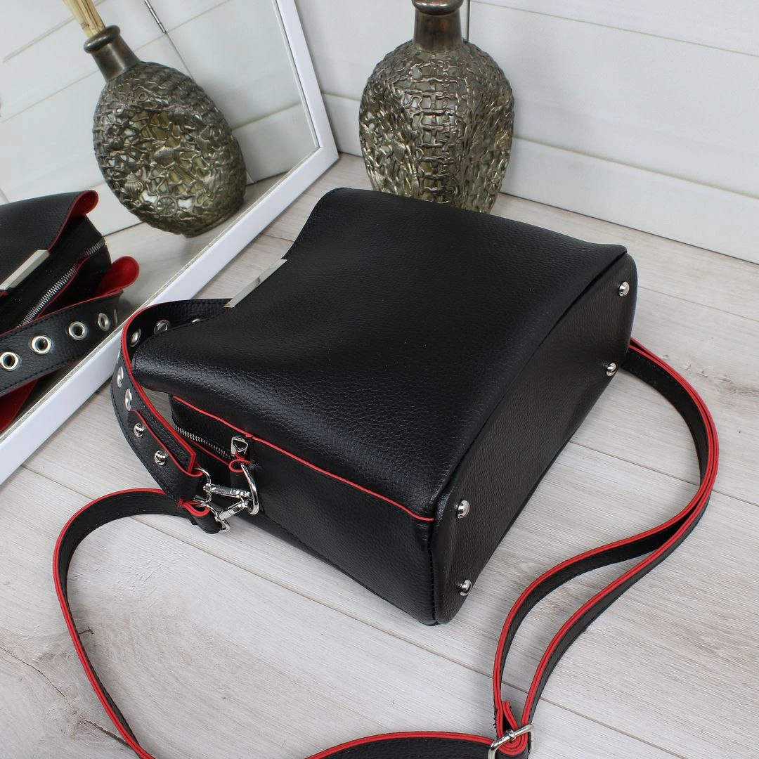 Жіноча сумка чорна з червоним класична, компактна та стильна для міста